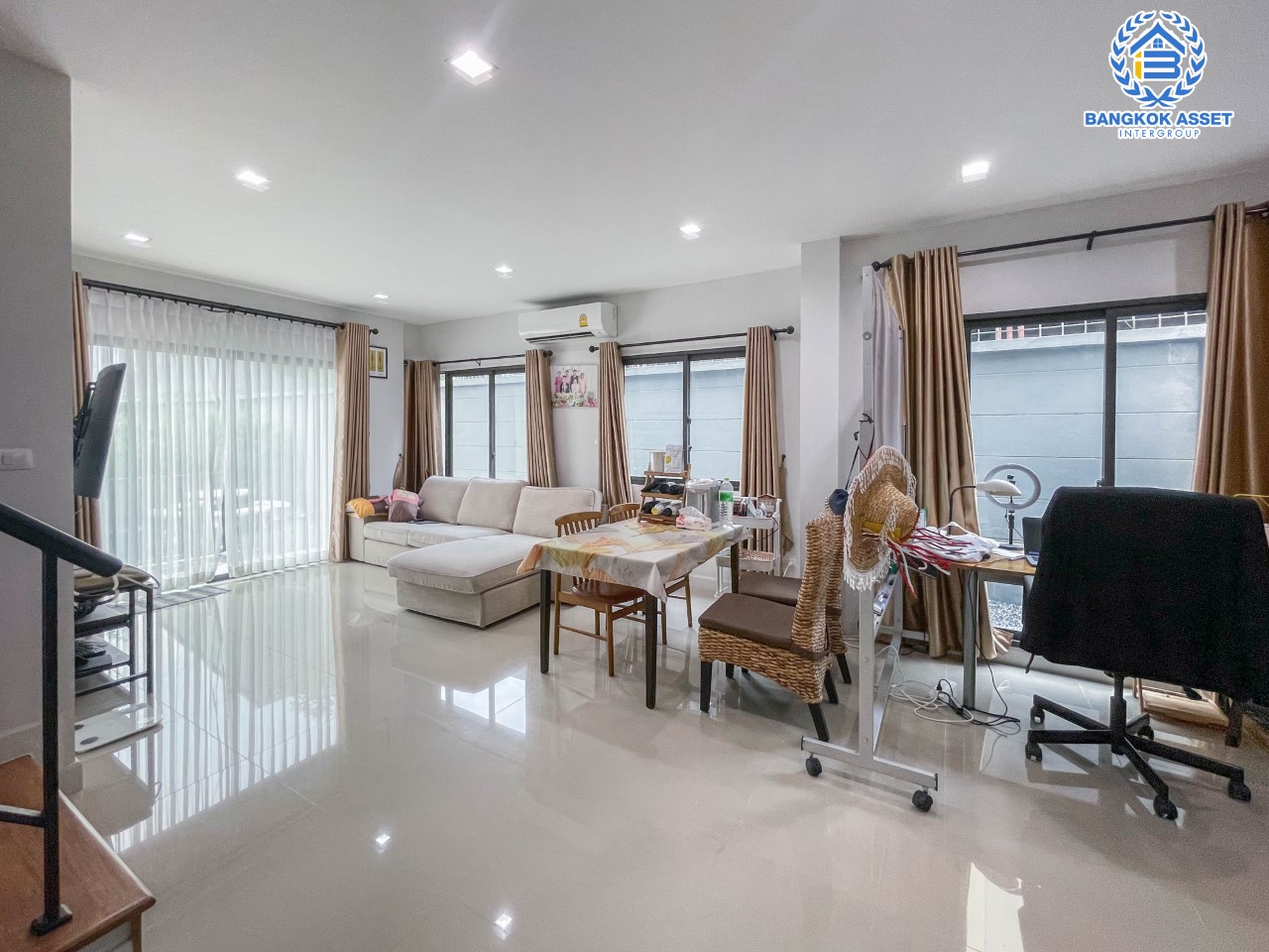 *****บ้านแฝดมือสอง ม.เวนิว ติวานนท์-รังสิต หลังมุม เนื้อที่ 43.5 ตร.ว. บ้านสวยตกแต่งพร้อมอยู่ ฟังก์ชัน 3 ห้องนอน 3 ห้องน้ำ จอดรถได้ 2 คัน แถมเครื่องปรับอากาศ 3 เครื่อง ต่อเติมบิ้วท์อินครัวเคาน์เตอร์พร้อมใช้งาน ทำเลดี ใกล้รถไฟฟ้าสายสีแดง "สถานีรังสิต", ทางด่วน "ศรีสมาน" และ "ศรีรัช"